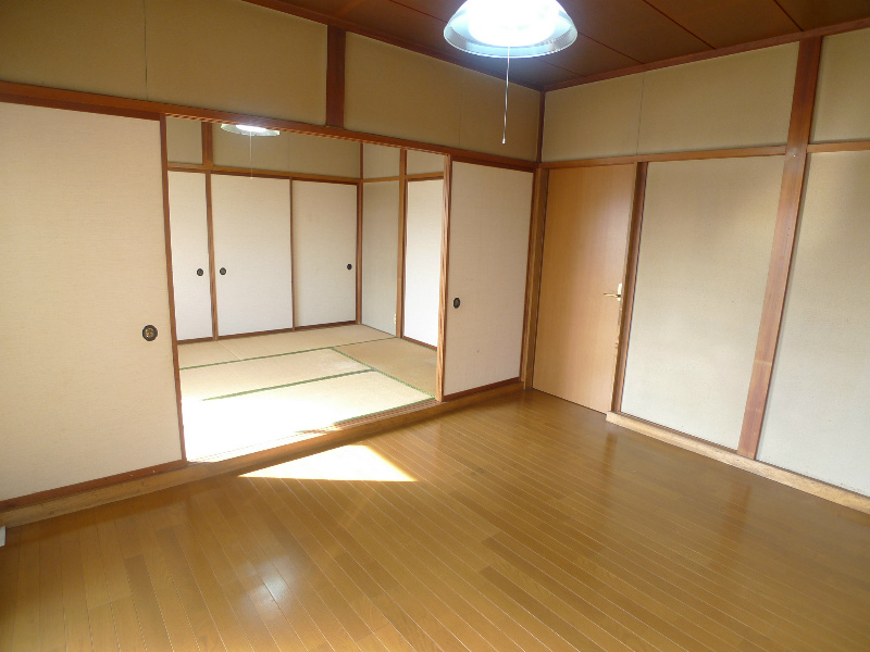 砺波アパート 洋室６帖。とっても日当たりが良いです☆