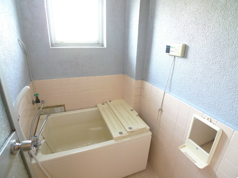 砺波アパート お風呂場に窓があるので通気性◎