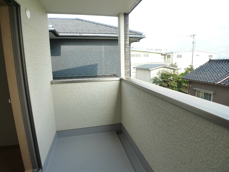 テラスハウス福岡 広めのベランダはお布団も楽々干せます◎