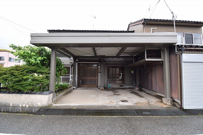 北雄貸家2 ガレージ2台駐車可能。3台目以降は向かい側に月極め有り(3,000円/月)